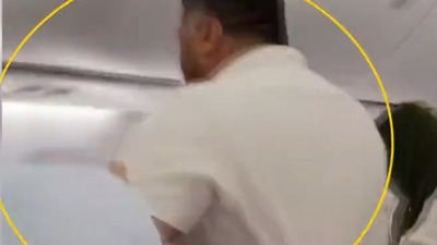 Uçak'ta top kavgası!