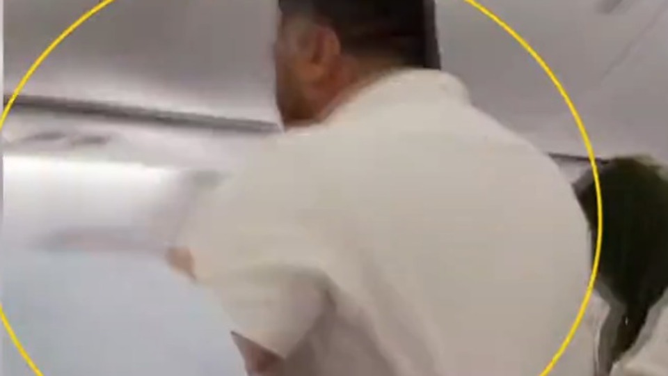 Uçak'ta top kavgası!