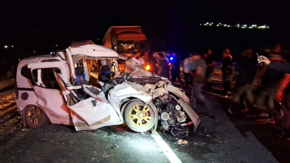 Erzincan'da trafik kazası: 3 ölü, 3 yaralı