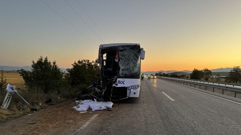 Yolcu otobüsü ile kamyon çarpıştı: 1 ölü, 9 yaralı