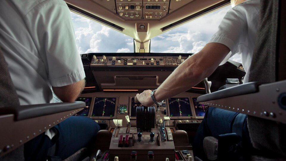 Havada zamanla yarış: Hamile yolcu düşük yaptı, pilot ve kule alarma geçti