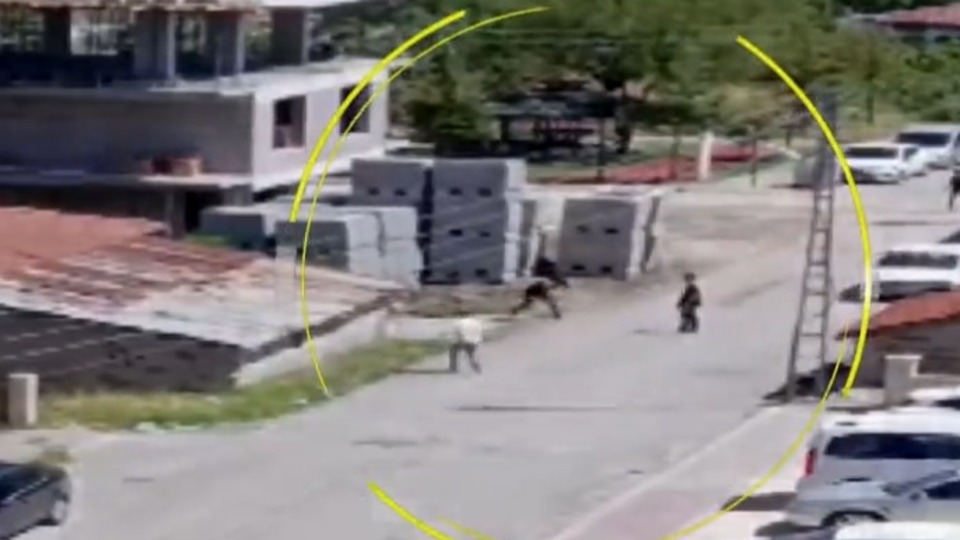 Taş yağmuruna tuttular!