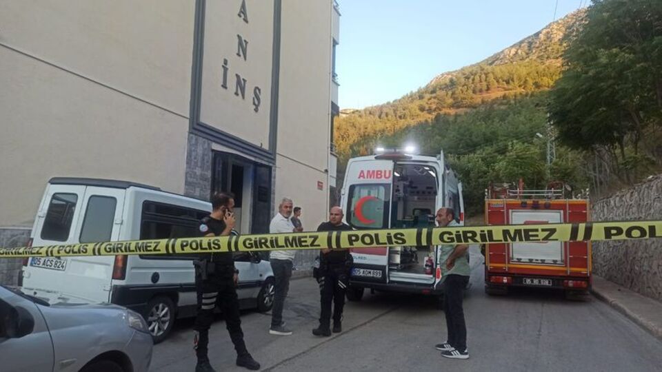 Asansörde sıkışan işçi öldü