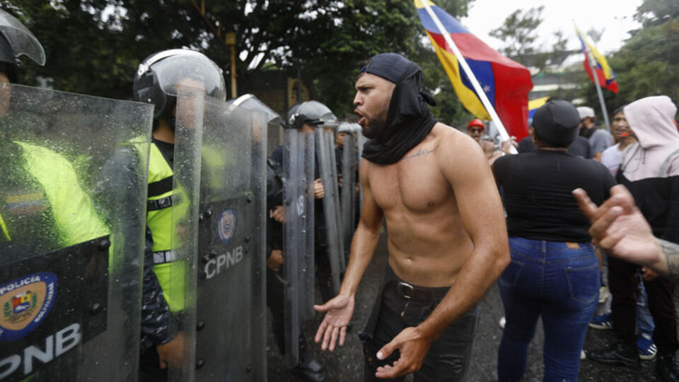 Venezuela'da seçimlerde hile iddiası: Muhalifler polisle çatıştı