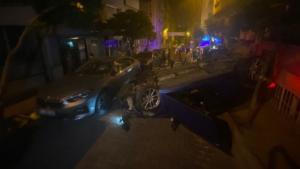 Otomobil, iki araca çarpıp takla attı