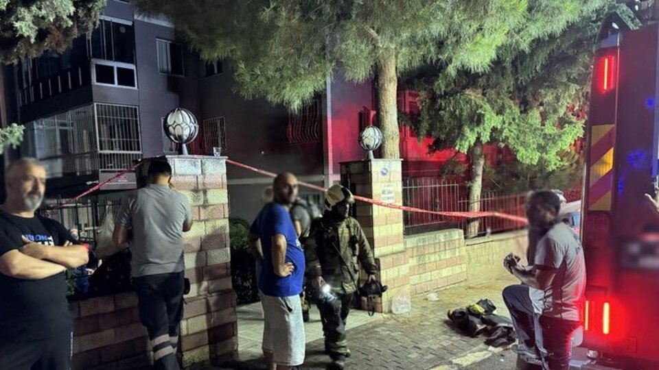 Mumdan çıkan alevler evi yaktı