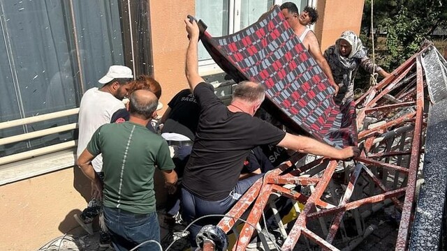 İki işçi çöken iskelenin altında kaldı