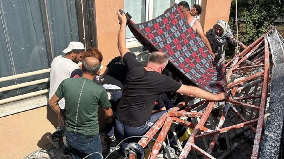 İki işçi çöken iskelenin altında kaldı