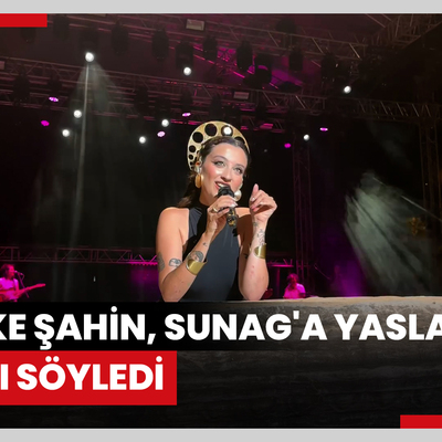 Melike Şahin, Sunag'a yaslanarak şarkı söyledi