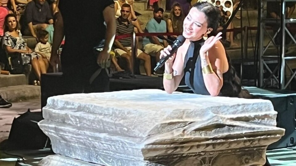 Sunag'a yaslanarak şarkı söyledi