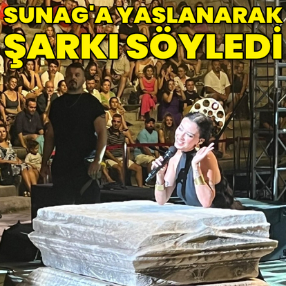  Sunag'a yaslanarak şarkı söyledi