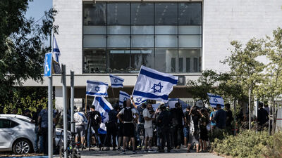 İsrail'de askeri üsler basıldı