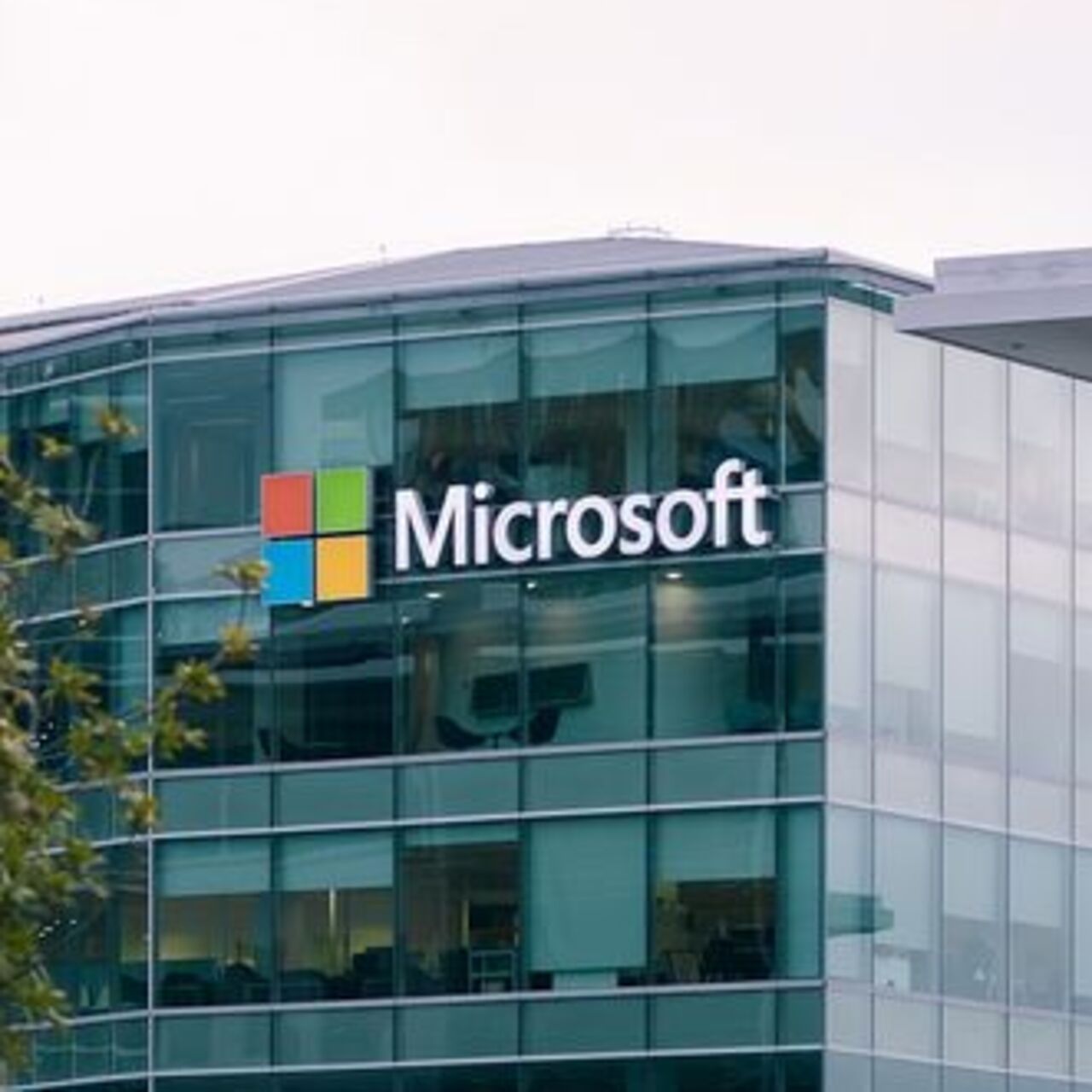 Microsoft'un geliri ve kârı üç aylık dönemde arttı