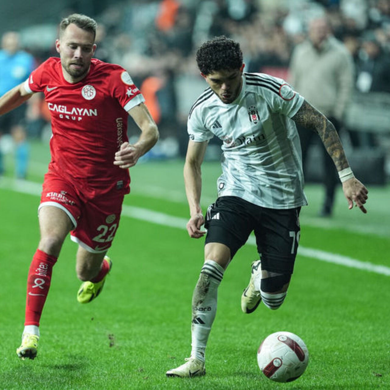 Beşiktaş'ta genç oyuncu sakatlandı!