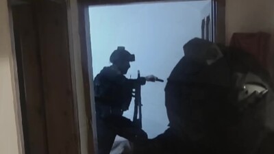 Kokudan yola çıkarak silah kaçakçılarını yakaladılar!