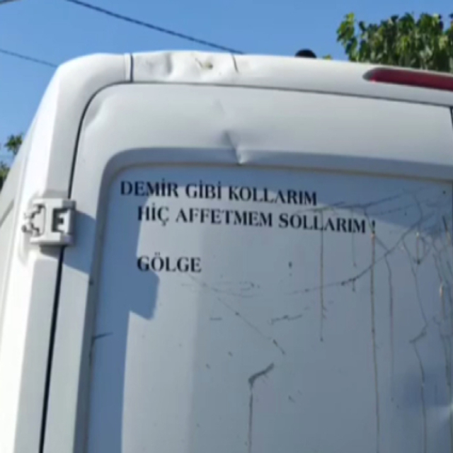 Kaza yapan aracın arkasındaki yazı dikkat çekti