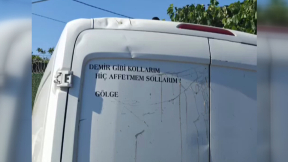 Kaza yapan aracın arkasındaki yazı dikkat çekti