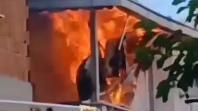 Alevlerin sardığı balkonun tavanı çöktü! Son anda kurtuldular