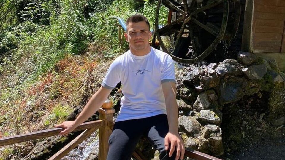 Ağaca çarpan motosiklet sürücüsü öldü