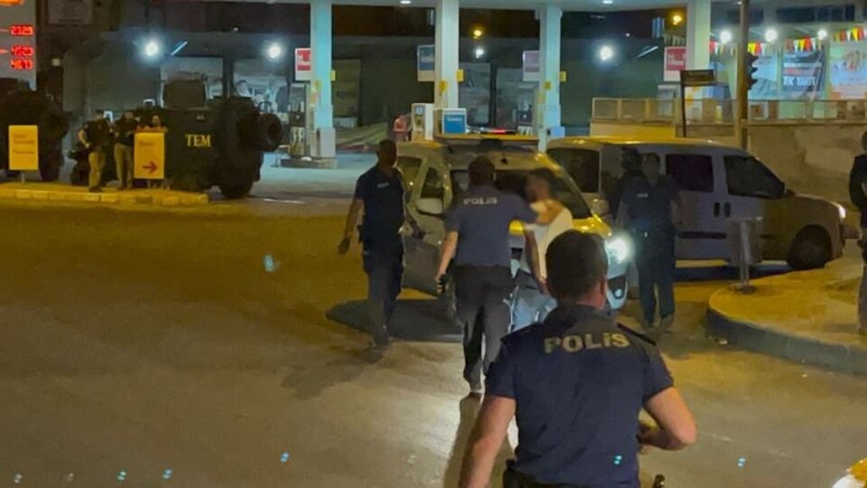 Husumetli ailelerin kavgasında bir ev kundaklandı: 6 gözaltı