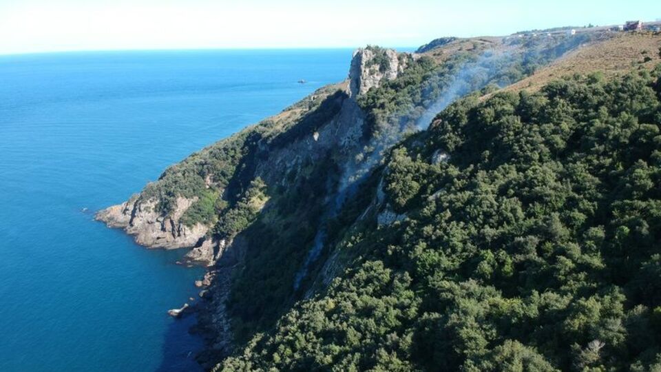Yangına müdahale ederken uçurumdan düştü!