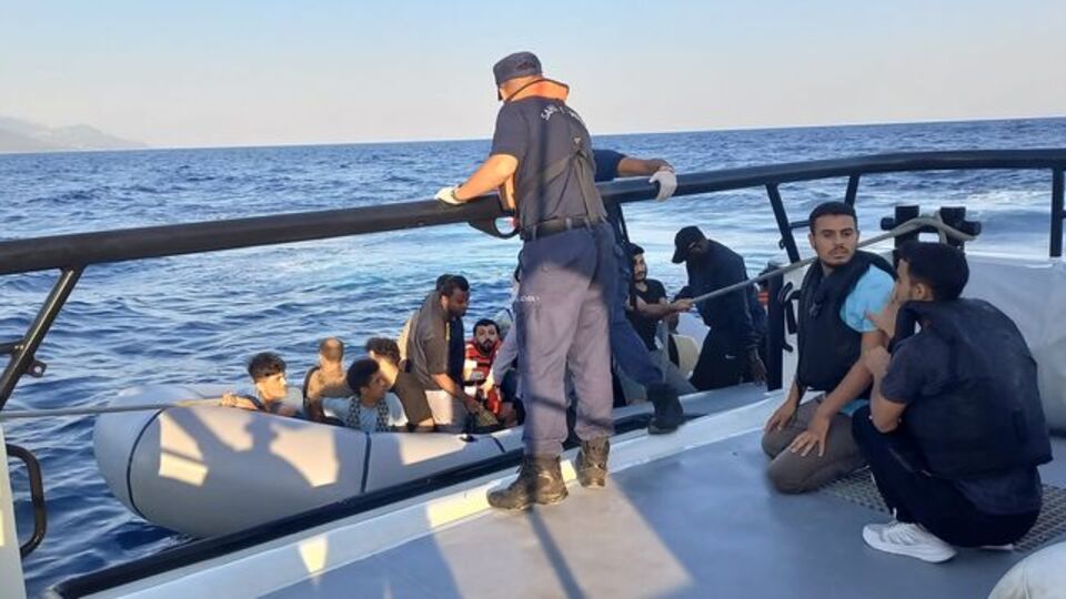 İzmir açıklarında 50 düzensiz göçmen kurtarıldı