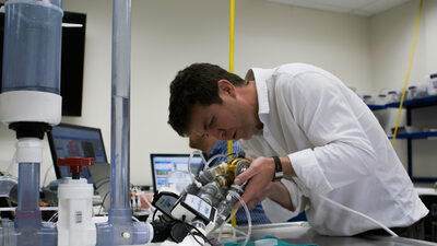 Dünyanın ilk mekanik yapay kalp nakli gerçekleştirildi