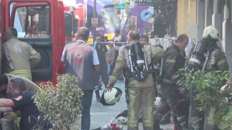Eminönü'nde otel yangını: Tahliye edildi