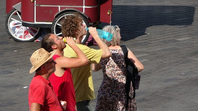 Taksim'de turistlerin sıcakla imtihanı