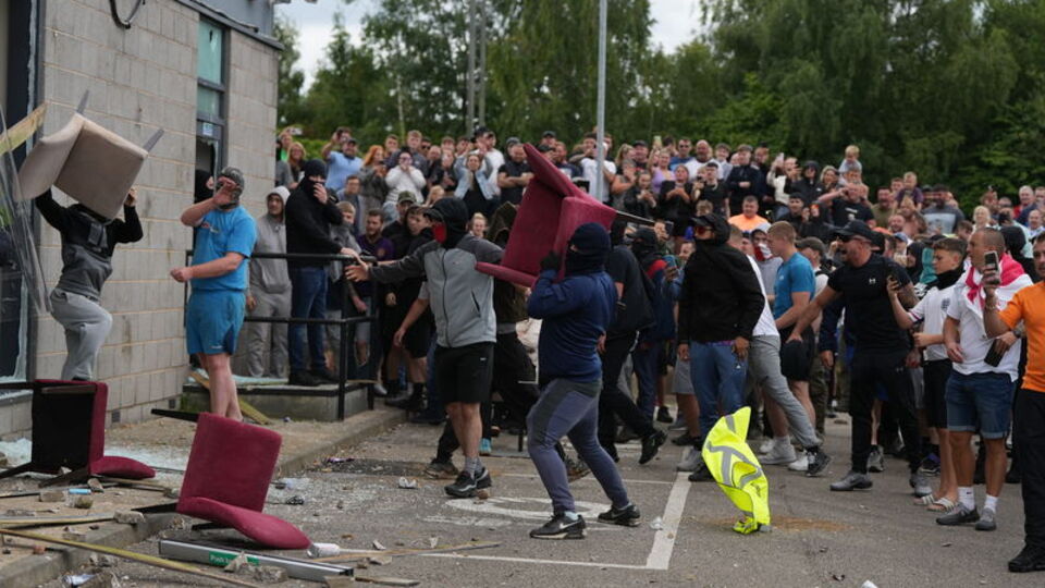 İngiltere'de gerilim tırmanıyor!