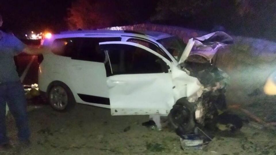 Ağaca çarpan otomobil devrildi: 2 ölü, 2 yaralı