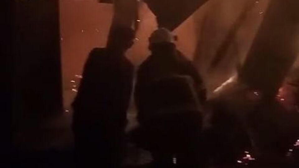 Yangına müdahale eden itfaiye ekiplerine saldırı