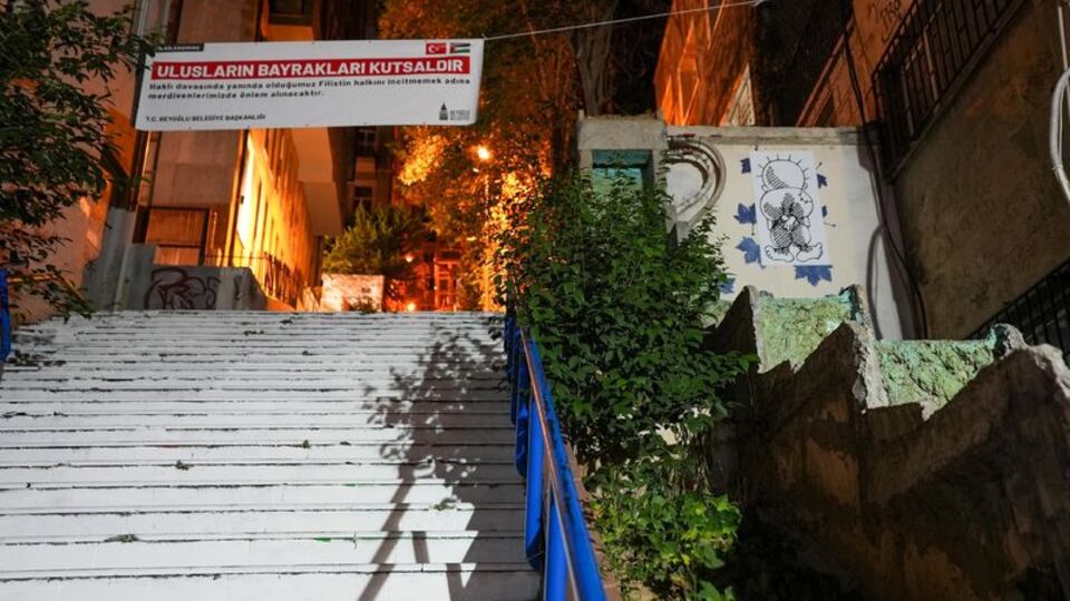 Cihangir merdivenleri beyaza boyandı