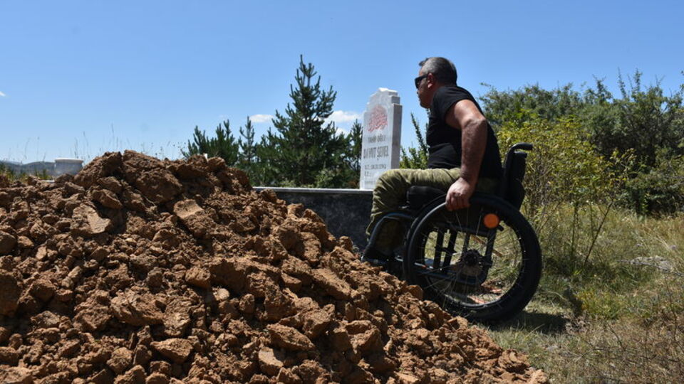 Mezarını kazdırıp poz verdi