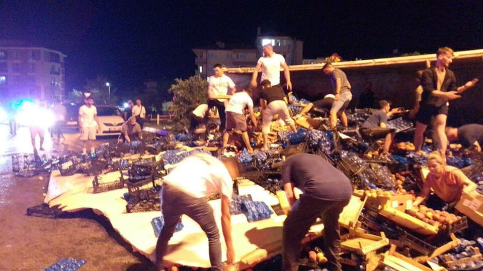 Yaralı şoför izin verdi, vatandaşlar meyveleri kasalarla götürdü
