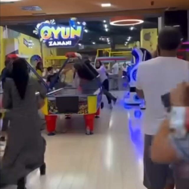 Oyun parkında iki aile birbirine girdi