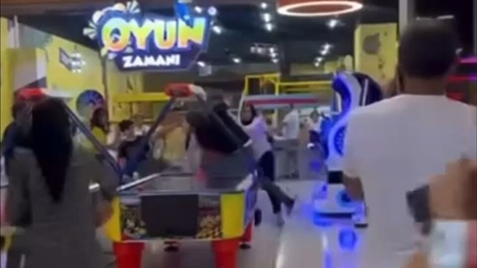Oyun parkında iki aile birbirine girdi