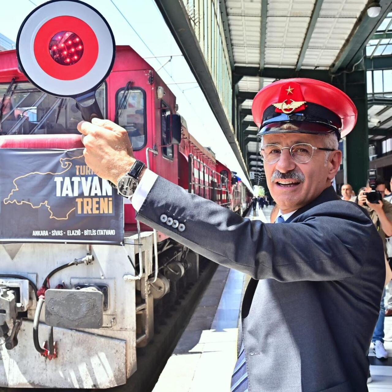 Turistik Tatvan treni yola çıktı