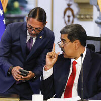 Maduro canlı yayında WhatsApp'ı sildi