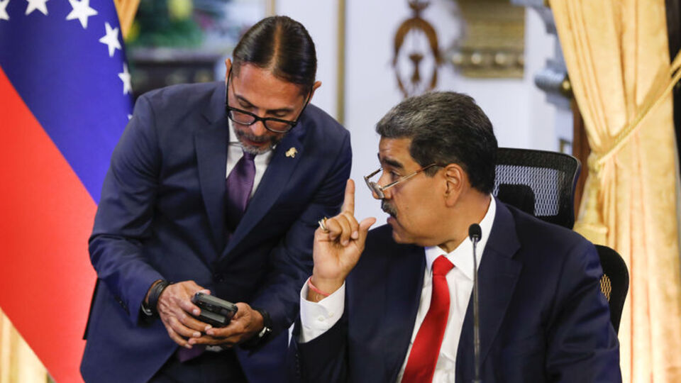 Maduro canlı yayında WhatsApp'ı sildi