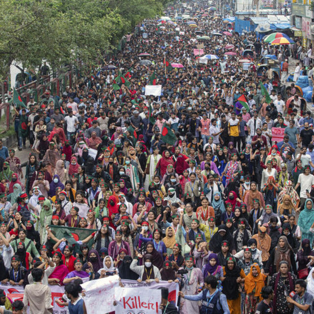 Bangladeş'te protestolar: Dört yetkili istifa etti