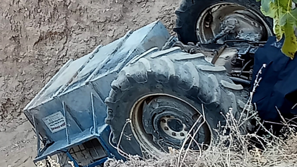 Çift, traktörün altında can verdi