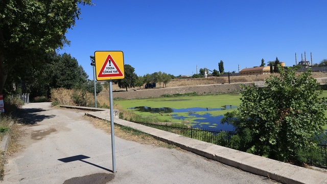 Debisi düşen Tunca Nehri kenarındaki yol çöktü