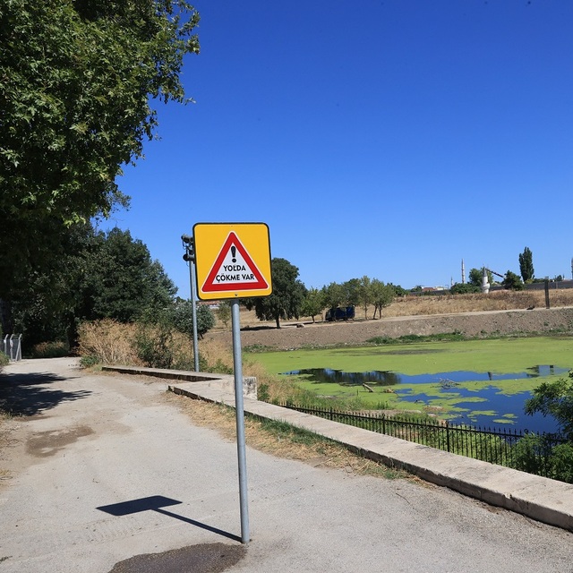 Debisi düşen Tunca Nehri kenarındaki yol çöktü