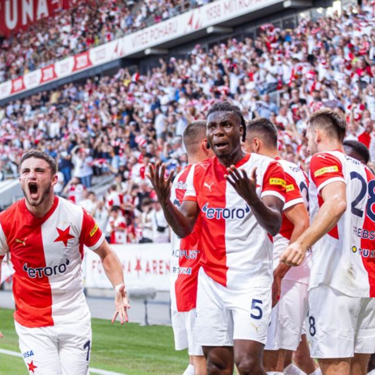 Slavia Prag, evinde avantajı aldı!