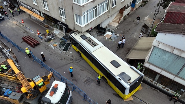 İETT otobüsü deprem etkisi yarattı: Kolonları hasar gören bina tahliye edildi