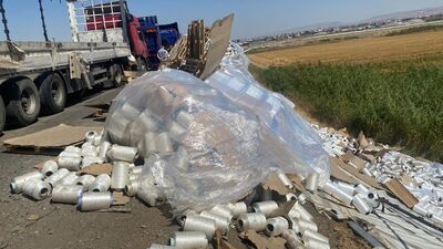 TIR devrildi! 26 ton iplik yola savruldu