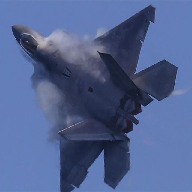 ABD, Orta Doğu'ya F-22 gönderdi