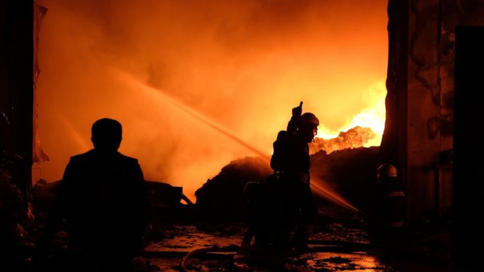 Plastik geri dönüşüm fabrikasında yangın