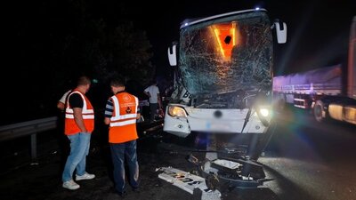 Yolcu otobüsü TIR'a çarptı: 25 yaralı